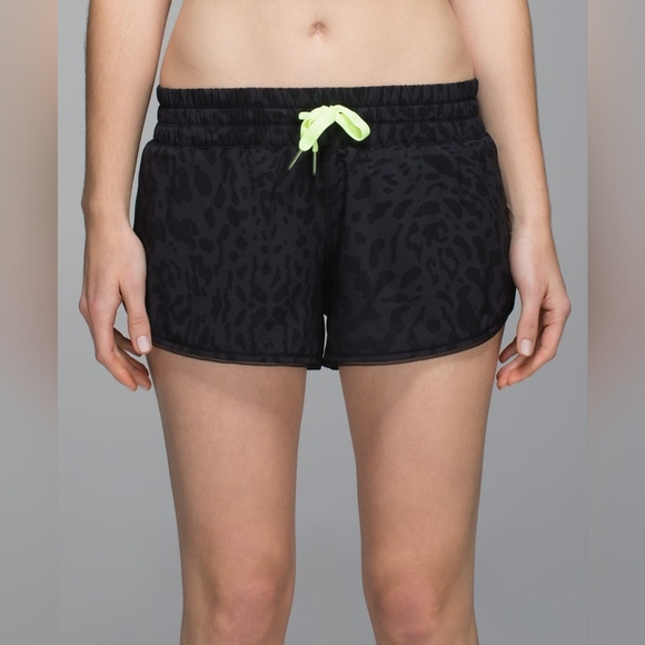 Lululemon Seek The Heat Short Color Animal Swirl Deep Coal Black Size 6 W7C89S - Picture 2 of 13